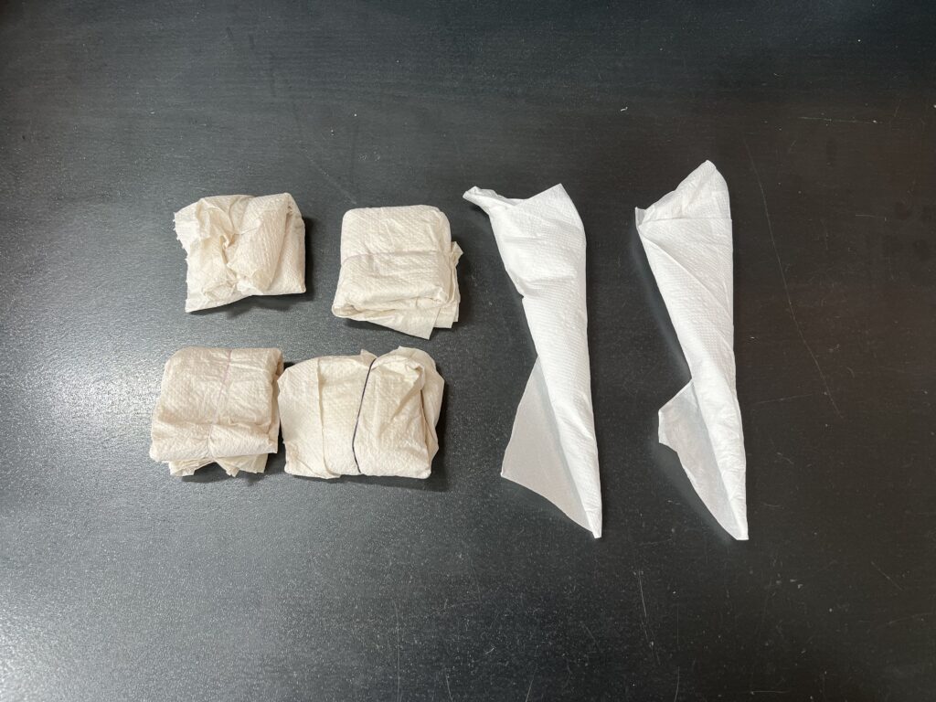 Scheerkoppen verpakt in papieren handdoekjes